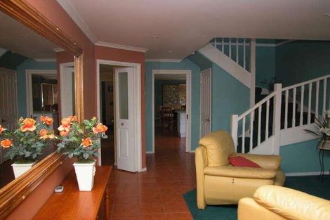 Property photo of 2 Rola Close Endeavour Hills VIC 3802