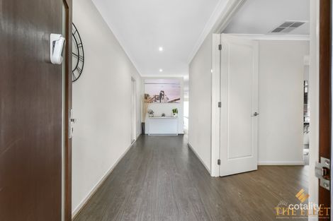 Property photo of 13 Caro Way Fraser Rise VIC 3336