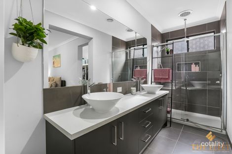 Property photo of 13 Caro Way Fraser Rise VIC 3336