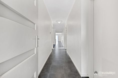 Property photo of 15 Monaco Grove Strathtulloh VIC 3338