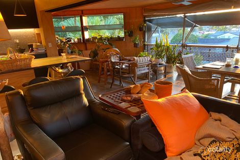 14 Kinloch Ave, Benowa, QLD 4217