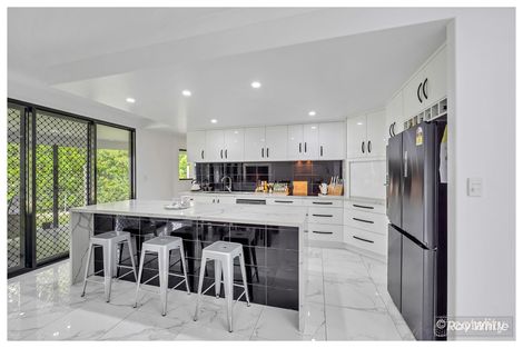 Property photo of 11 Bradley Place Kawana QLD 4701