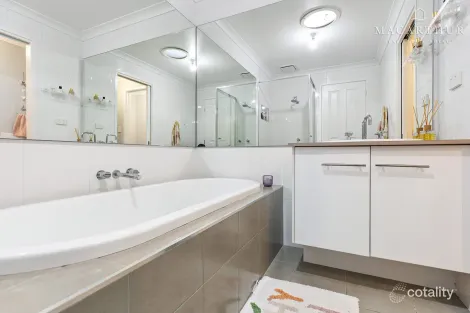 Property photo of 14 Plunkett Drive Lake Albert NSW 2650