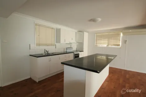 Property photo of 4 Ward Place Emerald QLD 4720