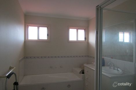 Property photo of 16 Hellyer Way Endeavour Hills VIC 3802