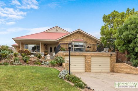 18 Koomooloo Cres, Hallett Cove, SA 5158