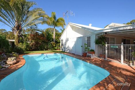 2 Coast Bay Cl, Point Vernon, QLD 4655