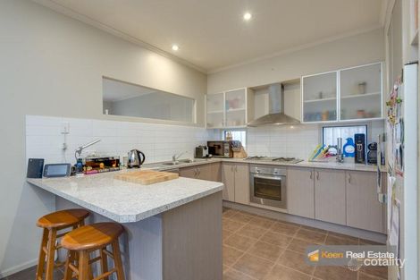 Property photo of 10 Fallingwater Drive Pakenham VIC 3810