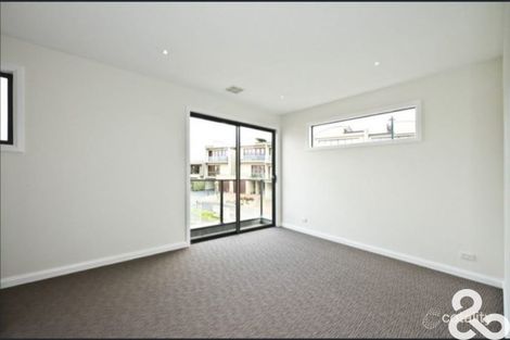 Property photo of 2 Ruby Lane Greensborough VIC 3088