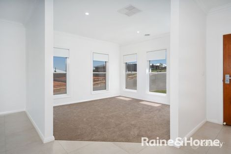 Property photo of 8 Warrock Place Bourkelands NSW 2650
