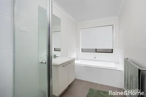 Property photo of 33 Northcott Parade Mount Austin NSW 2650