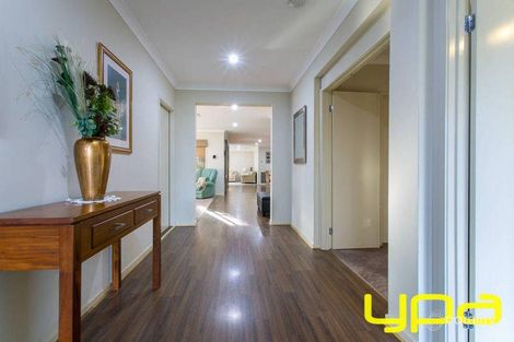 Property photo of 9 Indigo Square Brookfield VIC 3338