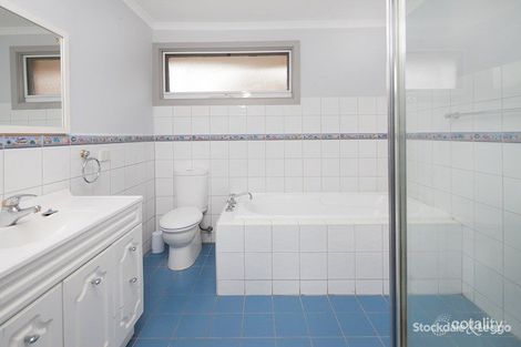 Property photo of 1 William Perry Close Endeavour Hills VIC 3802