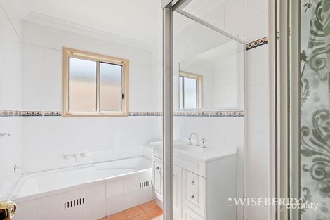 Property photo of 6 Naroo Avenue Summerland Point NSW 2259