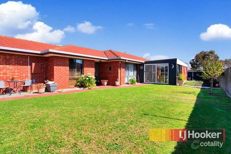 Property photo of 18 Pine Hill Court Cranbourne North VIC 3977