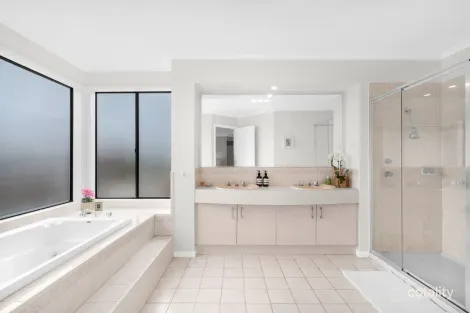 Property photo of 18 Huntingtower Crescent Mount Waverley VIC 3149