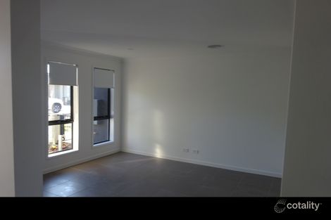 Property photo of 14 St Martin Way Pakenham VIC 3810