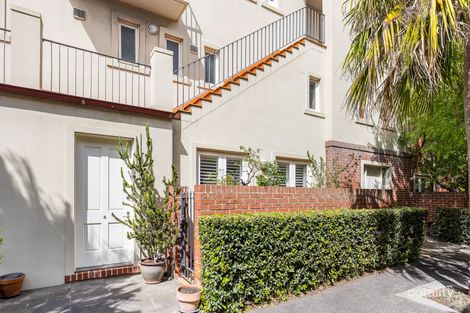 Property photo of 8 Capistrano Place Port Melbourne VIC 3207