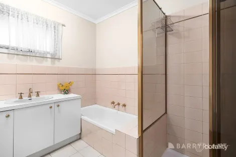 Property photo of 18 Rolloway Rise Chirnside Park VIC 3116