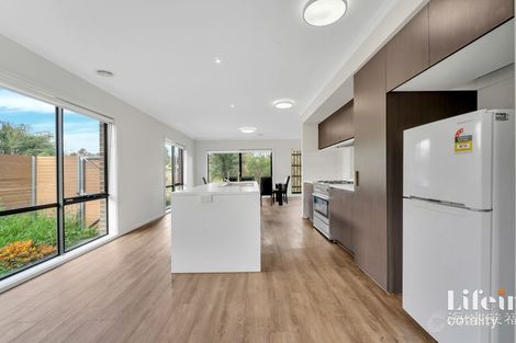 Property photo of 16 Vista Circuit Westmeadows VIC 3049