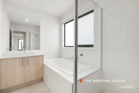 Property photo of 24 Vine Circuit Lynbrook VIC 3975