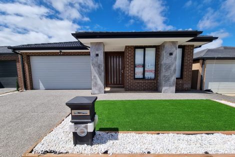 14 PEARCE WAY, WEIR VIEWS, VIC 3338