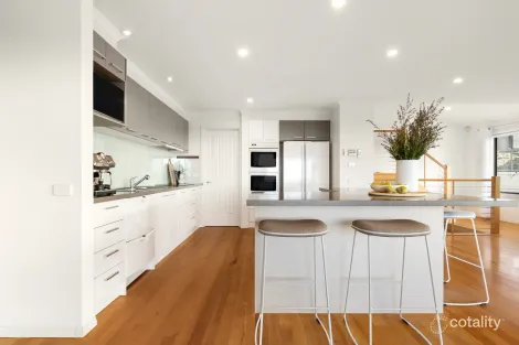 Property photo of 15 Jetty Road Dromana VIC 3936