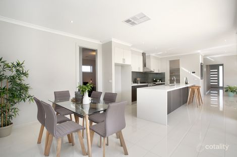 Property photo of 33 Selandra Boulevard Clyde North VIC 3978