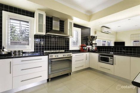 Property photo of 6 Fawkner Place Caroline Springs VIC 3023