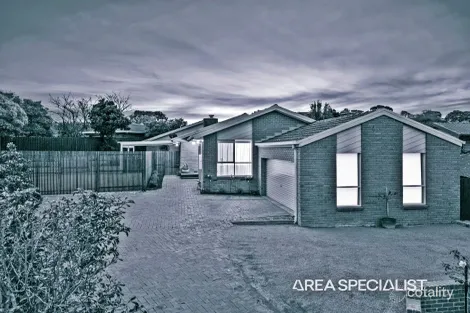 Property photo of 4 McInnes Court Pakenham VIC 3810