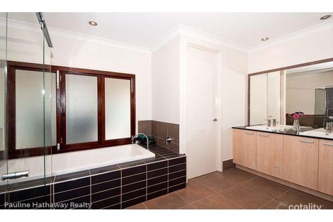 Property photo of 8 Waterfront Drive Karalee QLD 4306