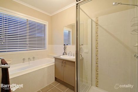 Property photo of 10 Lehmann Grove Pakenham VIC 3810