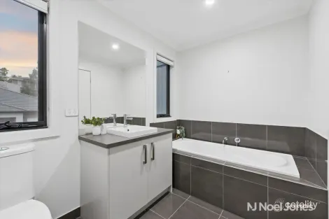 Property photo of 12 Bower Walk Chirnside Park VIC 3116