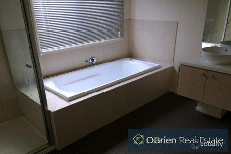 Property photo of 6 Lawrence Close Pakenham VIC 3810