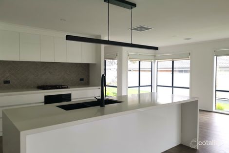 Property photo of 41 Stone Hill Circuit Cranbourne East VIC 3977