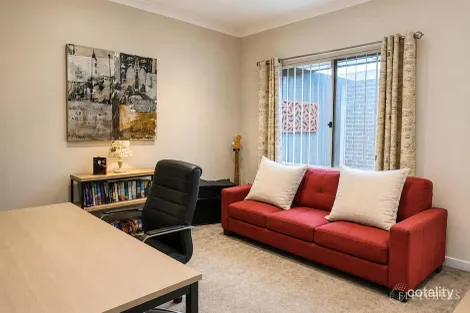 Property photo of 2/3 Weeks Avenue Harkness VIC 3337