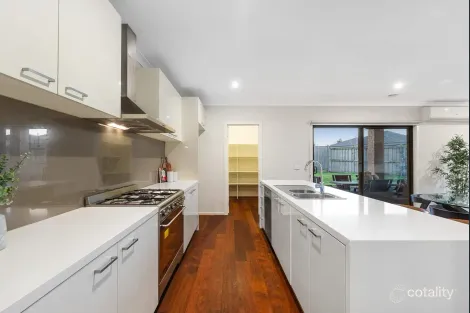 Property photo of 10 Penelope Close Cranbourne North VIC 3977