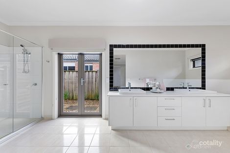 Property photo of 11 Flash Dan Drive Cranbourne East VIC 3977
