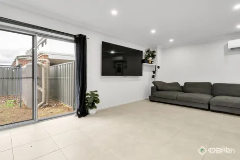Property photo of 2/13 Fishburn Grove Harkness VIC 3337