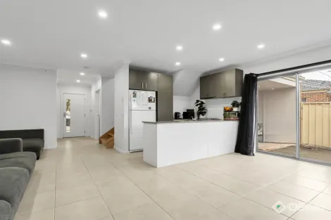 Property photo of 2/13 Fishburn Grove Harkness VIC 3337