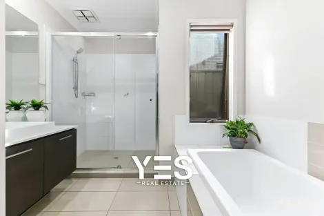 Property photo of 90 Glenrose Boulevard Clyde North VIC 3978