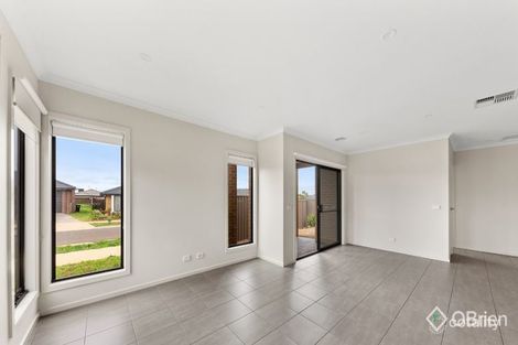 Property photo of 22 Jade Crescent Cobblebank VIC 3338