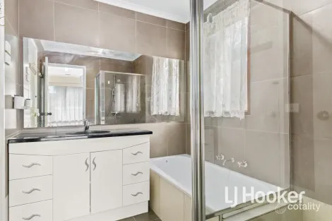 Property photo of 111 Ormond Road Hampton Park VIC 3976