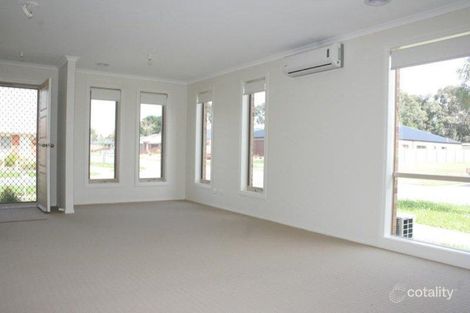 Property photo of 2 Rammer Way Cranbourne East VIC 3977