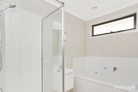 Property photo of 2/15 Dearing Avenue Cranbourne VIC 3977