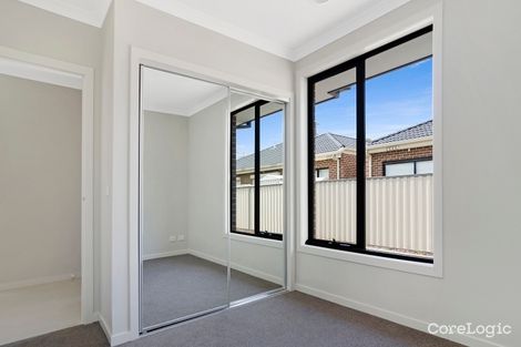 Property photo of 2/15 Dearing Avenue Cranbourne VIC 3977