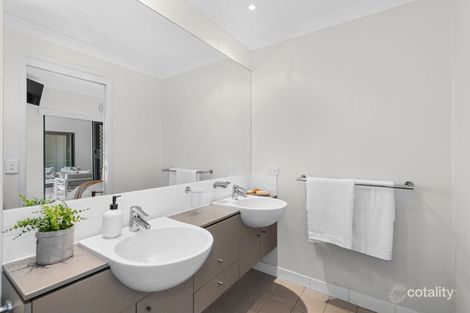Property photo of 8/82 Bay Terrace Wynnum QLD 4178