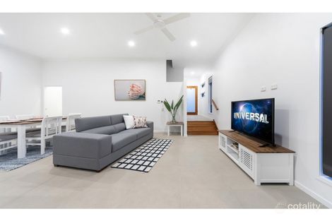 1/2 Pilgrim Pl, Southport, QLD 4215