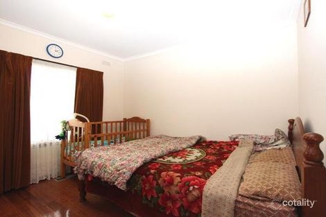 Property photo of 32 Mulhall Drive St Albans VIC 3021