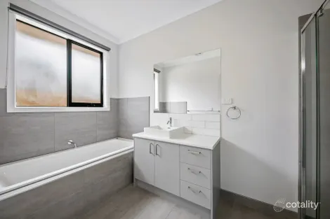 Property photo of 3/17 Regan Drive Romsey VIC 3434